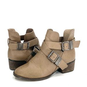Breckelle's Beige Tan Leatherette Cut Out Round Toe Ankle Bootie Size 6.5